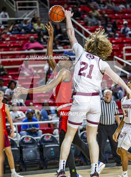 Thumbnail 2 in Silsbee vs. Hardin-Jefferson (UIL 4A Basketball Bi-District) photogallery.