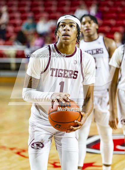 Thumbnail 1 in Silsbee vs. Hardin-Jefferson (UIL 4A Basketball Bi-District) photogallery.