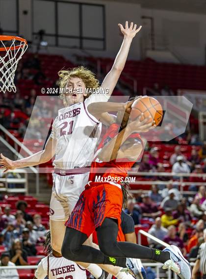 Thumbnail 2 in Silsbee vs. Hardin-Jefferson (UIL 4A Basketball Bi-District) photogallery.