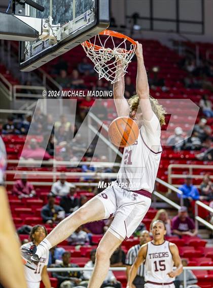 Thumbnail 3 in Silsbee vs. Hardin-Jefferson (UIL 4A Basketball Bi-District) photogallery.