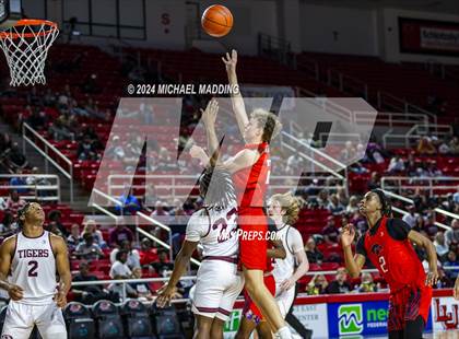 Thumbnail 3 in Silsbee vs. Hardin-Jefferson (UIL 4A Basketball Bi-District) photogallery.