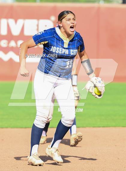 Thumbnail 2 in St. David vs. Joseph City (AIA 1A Final) photogallery.