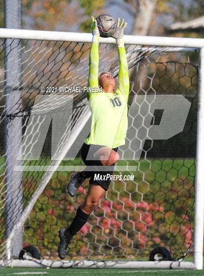 Thumbnail 2 in St. John Bosco vs. Laguna Hills (Hawks Invitational) photogallery.