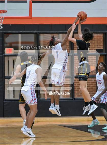 Thumbnail 1 in Hirschi vs. Gatesville (UIL 4A Bi-District Playoff) photogallery.
