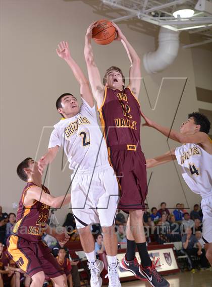 Thumbnail 2 in Godinez vs. Simi Valley (MaxPreps Holiday Classic) photogallery.