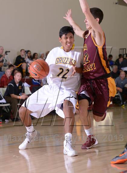 Thumbnail 3 in Godinez vs. Simi Valley (MaxPreps Holiday Classic) photogallery.