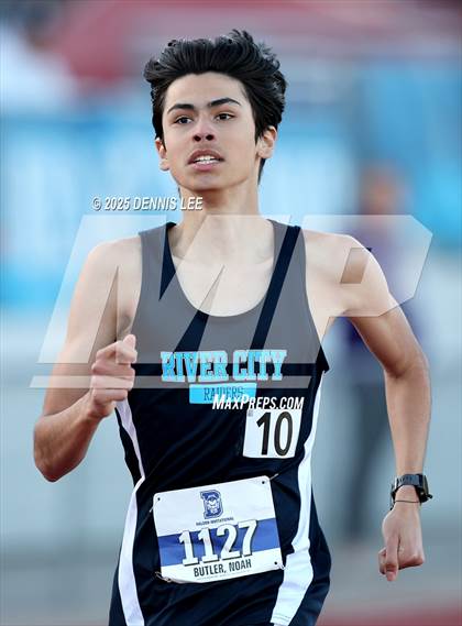 Thumbnail 2 in Halden Invitational - 800 Meter photogallery.