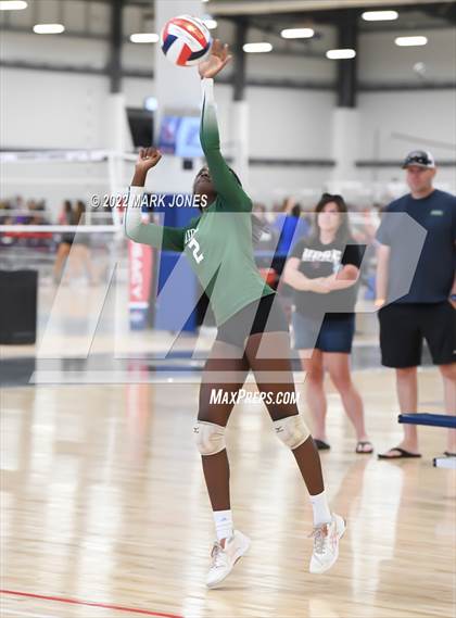Thumbnail 2 in Seton Catholic vs. Mountain Ridge (Nike TOC Southwest) photogallery.