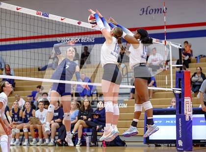 Thumbnail 1 in Oak Ridge vs College Park photogallery.