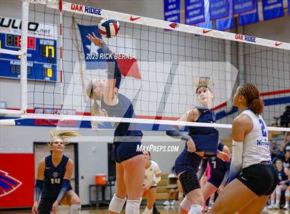 Thumbnail 2 in Oak Ridge vs College Park photogallery.