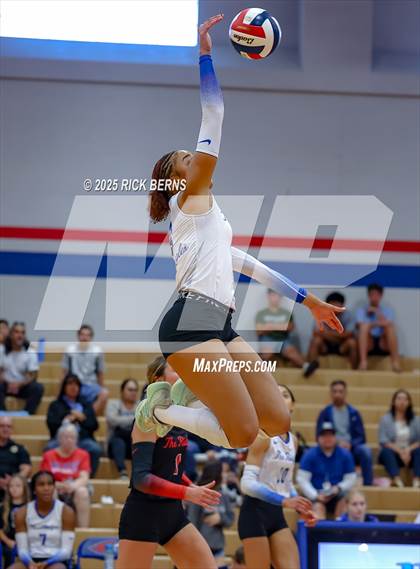 Thumbnail 2 in Oak Ridge vs College Park photogallery.