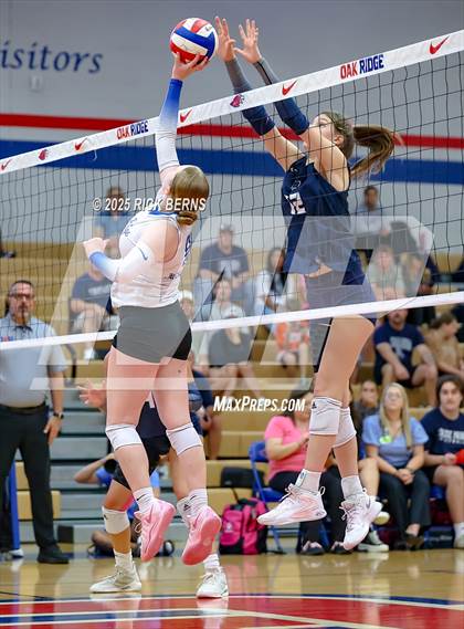 Thumbnail 2 in Oak Ridge vs College Park photogallery.