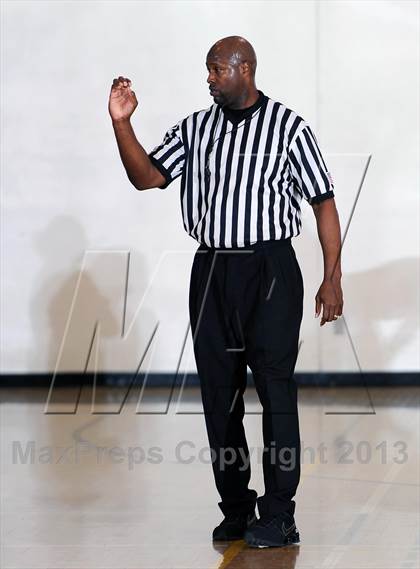Thumbnail 2 in Notre Dame vs. Hart (La Canada Tournament) photogallery.