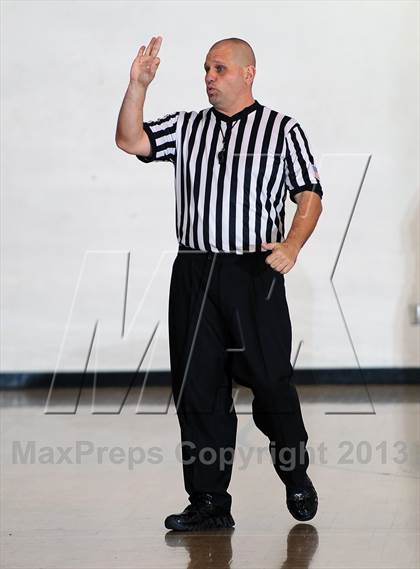Thumbnail 2 in Notre Dame vs. Hart (La Canada Tournament) photogallery.