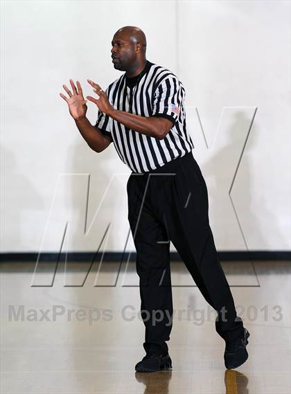 Thumbnail 3 in Notre Dame vs. Hart (La Canada Tournament) photogallery.