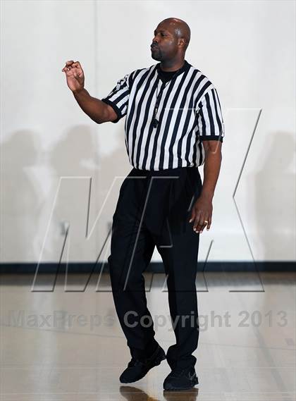 Thumbnail 2 in Notre Dame vs. Hart (La Canada Tournament) photogallery.