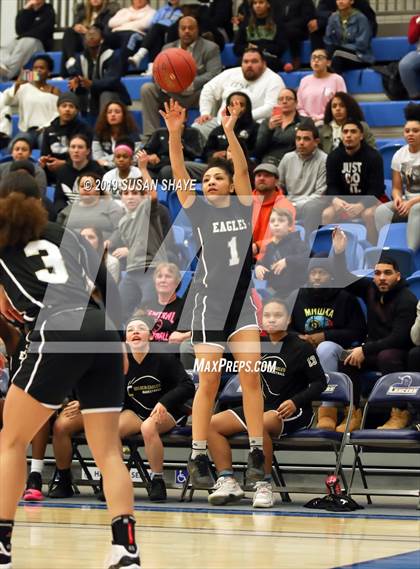 Thumbnail 3 in Franklin vs Central (MIAA Division 1 Semifinal) photogallery.