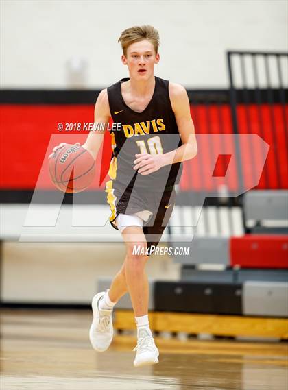 Thumbnail 3 in Davis vs. Corner Canyon (Utah Elite 8) photogallery.