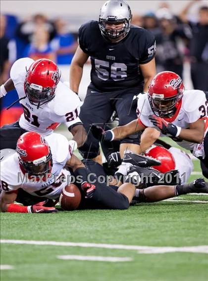 Thumbnail 2 in Cedar Hill vs. Guyer (Kirk Herbstreit National Kickoff Classic) photogallery.