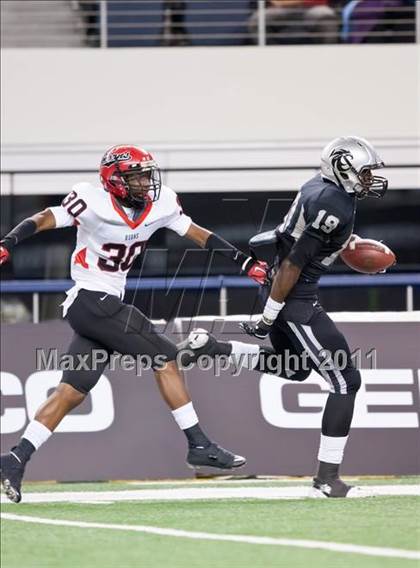 Thumbnail 1 in Cedar Hill vs. Guyer (Kirk Herbstreit National Kickoff Classic) photogallery.