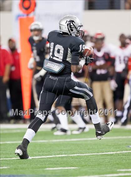 Thumbnail 1 in Cedar Hill vs. Guyer (Kirk Herbstreit National Kickoff Classic) photogallery.