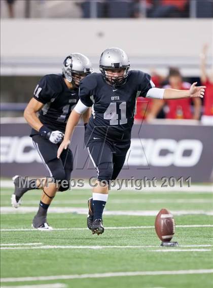 Thumbnail 3 in Cedar Hill vs. Guyer (Kirk Herbstreit National Kickoff Classic) photogallery.
