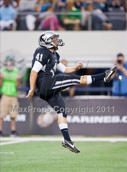 Thumbnail 2 in Cedar Hill vs. Guyer (Kirk Herbstreit National Kickoff Classic) photogallery.