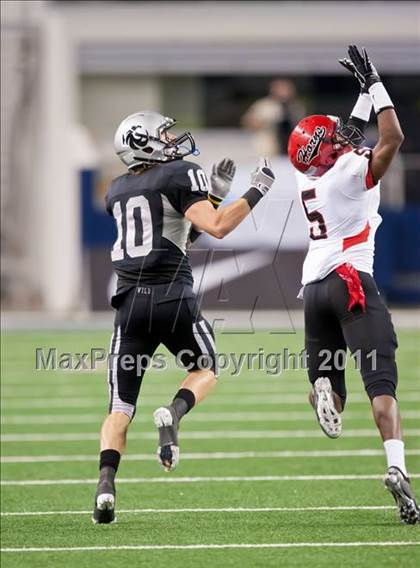 Thumbnail 3 in Cedar Hill vs. Guyer (Kirk Herbstreit National Kickoff Classic) photogallery.