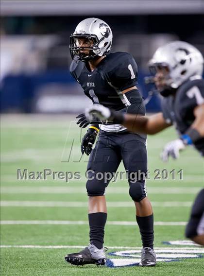 Thumbnail 3 in Cedar Hill vs. Guyer (Kirk Herbstreit National Kickoff Classic) photogallery.