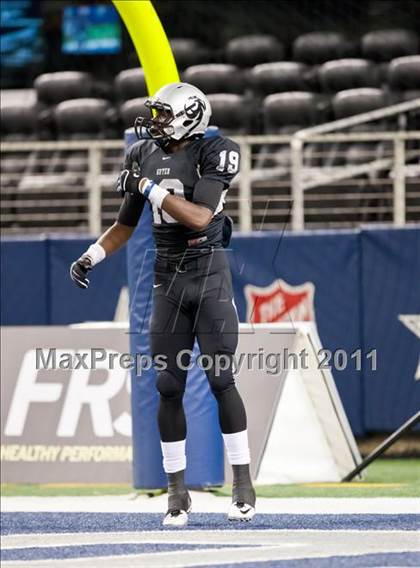 Thumbnail 2 in Cedar Hill vs. Guyer (Kirk Herbstreit National Kickoff Classic) photogallery.