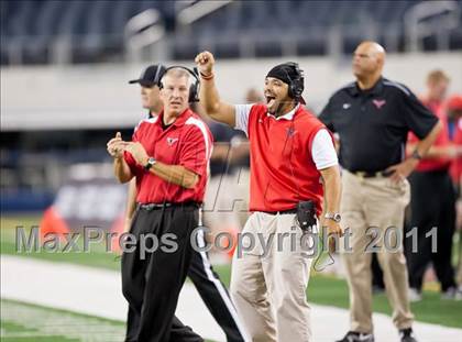 Thumbnail 2 in Cedar Hill vs. Guyer (Kirk Herbstreit National Kickoff Classic) photogallery.