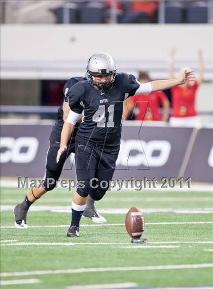 Thumbnail 1 in Cedar Hill vs. Guyer (Kirk Herbstreit National Kickoff Classic) photogallery.