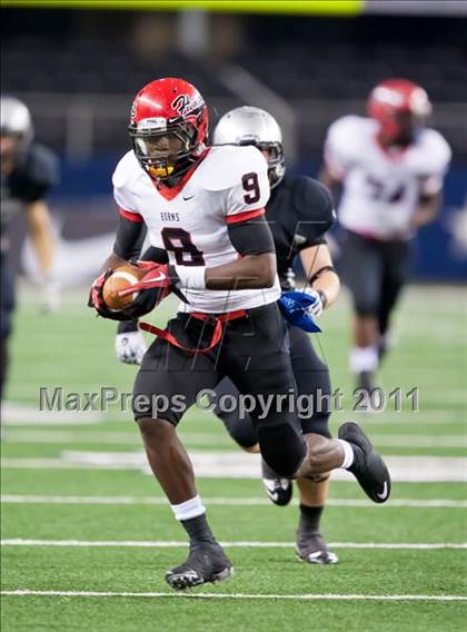 Thumbnail 2 in Cedar Hill vs. Guyer (Kirk Herbstreit National Kickoff Classic) photogallery.