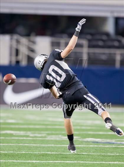 Thumbnail 3 in Cedar Hill vs. Guyer (Kirk Herbstreit National Kickoff Classic) photogallery.