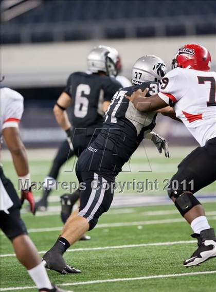 Thumbnail 2 in Cedar Hill vs. Guyer (Kirk Herbstreit National Kickoff Classic) photogallery.