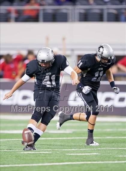 Thumbnail 3 in Cedar Hill vs. Guyer (Kirk Herbstreit National Kickoff Classic) photogallery.