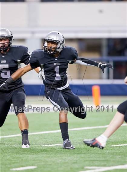 Thumbnail 2 in Cedar Hill vs. Guyer (Kirk Herbstreit National Kickoff Classic) photogallery.