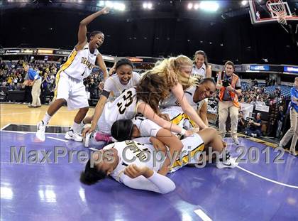 Thumbnail 3 in Laguna Hills vs. Bishop O'Dowd (CIF State D3 Final) photogallery.