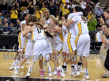 Thumbnail 3 in Laguna Hills vs. Bishop O'Dowd (CIF State D3 Final) photogallery.