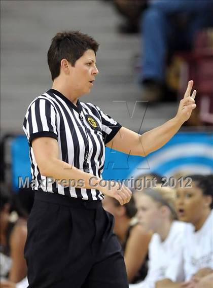 Thumbnail 2 in Laguna Hills vs. Bishop O'Dowd (CIF State D3 Final) photogallery.