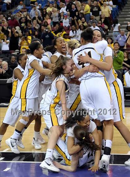 Thumbnail 2 in Laguna Hills vs. Bishop O'Dowd (CIF State D3 Final) photogallery.