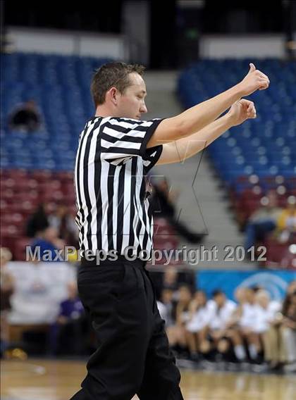 Thumbnail 3 in Laguna Hills vs. Bishop O'Dowd (CIF State D3 Final) photogallery.