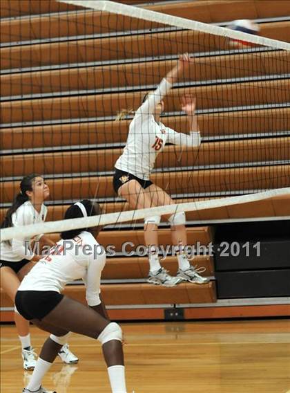 Thumbnail 3 in Thousand Oaks vs. Woodrow Wilson (Durango Fall Classic) photogallery.