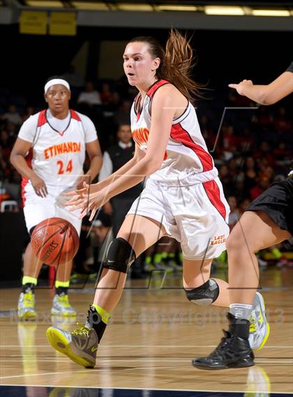 Thumbnail 2 in Santiago vs. Etiwanda (CIF SS D1AA Final) photogallery.