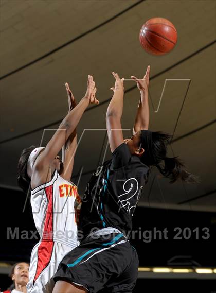 Thumbnail 3 in Santiago vs. Etiwanda (CIF SS D1AA Final) photogallery.