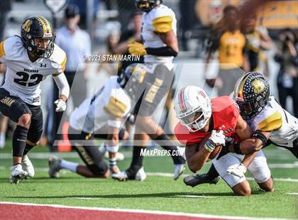 Thumbnail 1 in Lake Travis vs. Brennan (UIL 6A D1 Quarterfinal Playoff) photogallery.