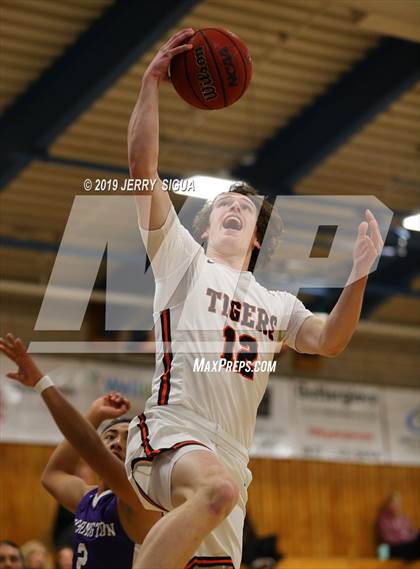 Thumbnail 2 in Roseville vs. Washington Union (NorCal Tip Off) photogallery.
