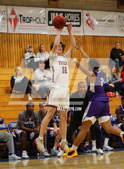 Thumbnail 3 in Roseville vs. Washington Union (NorCal Tip Off) photogallery.