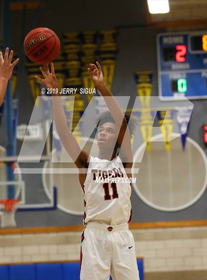 Thumbnail 2 in Roseville vs. Washington Union (NorCal Tip Off) photogallery.