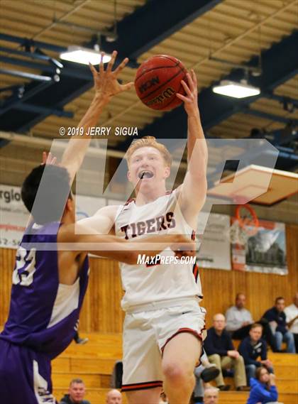 Thumbnail 3 in Roseville vs. Washington Union (NorCal Tip Off) photogallery.